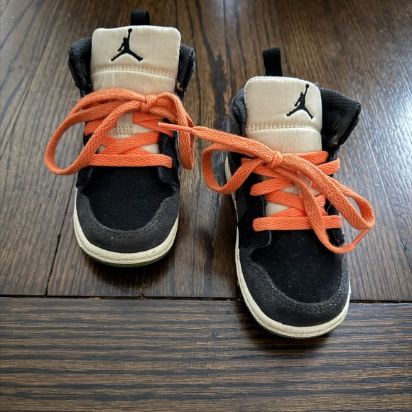 Lightly used Toddler Jordans need a new home! Size 7c - Picture 3 of 6